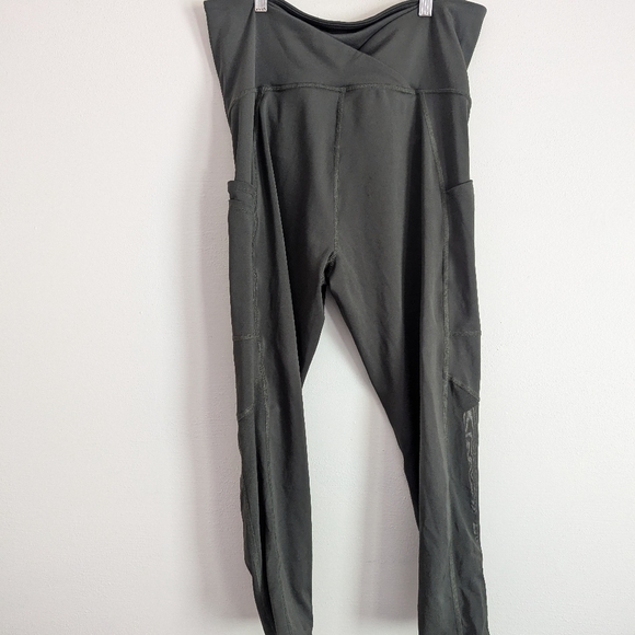 Ingrid+ Isabel Pocket Performance Maternity Legging - Picture 3 of 3